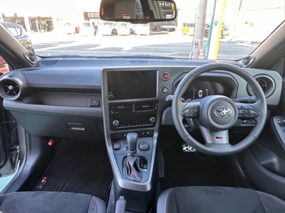 GRヤリス(トヨタ)中古車 後席から見た前席