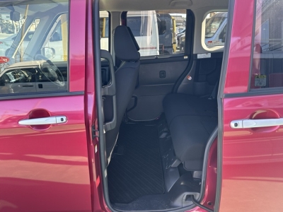 タンク(トヨタ)中古車 後席内装