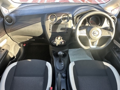 ノート(ニッサン)中古車 後席から見た前席