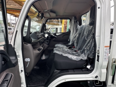 キャンター(三菱)レンタ登録済未使用車 前席内装