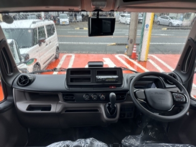 キャンター(三菱)レンタ登録済未使用車 後席内装