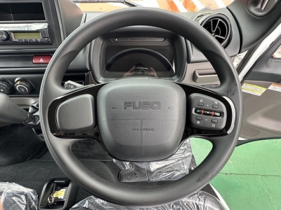 キャンター(三菱)レンタ登録済未使用車 後席から見た前席