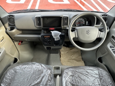 エブリイバン(スズキ)届出済未使用車 後席から見た前席