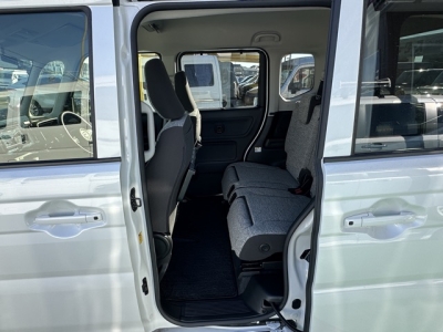 新型フレアワゴン(マツダ)中古車 後席内装