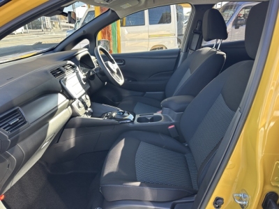 リーフ(ニッサン)登録済未使用車 後席内装