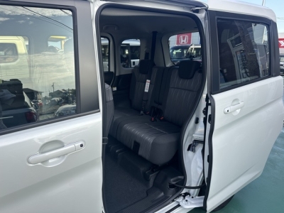 新型ソリオ(スズキ)新車見本展示無 後席内装