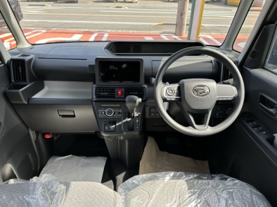 タント(ダイハツ)新車見本展示無 後席から見た前席