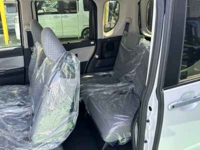 タント(ダイハツ)新車見本展示無 後席内装