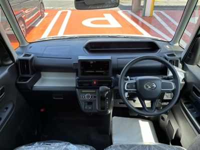 タント(ダイハツ)新車見本展示無 後席から見た前席