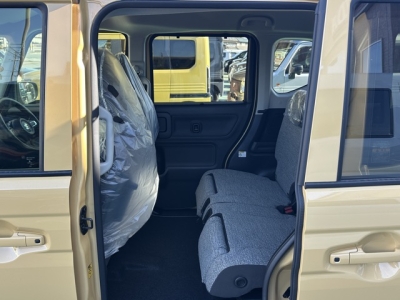 新型スペーシア(スズキ)届出済未使用車 後席内装