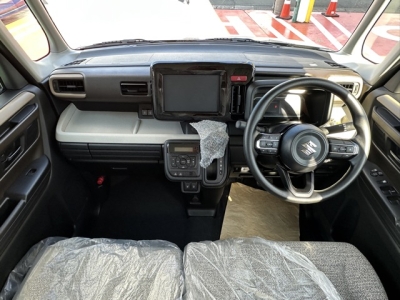新型スペーシア(スズキ)届出済未使用車 後席から見た前席