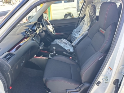 スイフトスポーツ(スズキ)登録済未使用車 前席内装