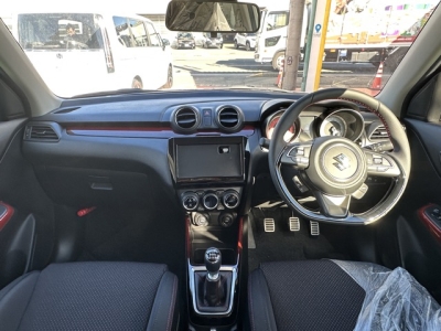 スイフトスポーツ(スズキ)登録済未使用車 後席から見た前席
