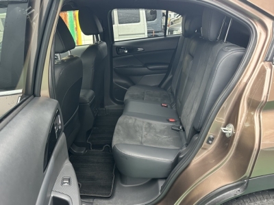 エクリプスクロスPHEV(三菱)中古車 後席内装