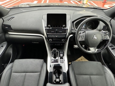 エクリプスクロスPHEV(三菱)中古車 後席から見た前席