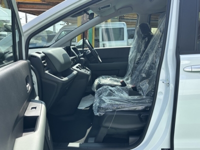 新型フリード(ホンダ)新車見本展示無 前席内装