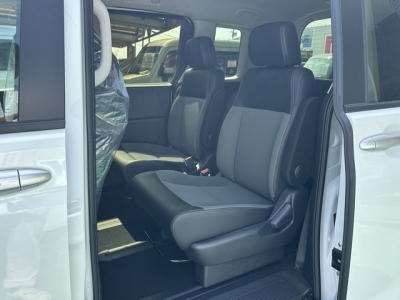 新型フリード(ホンダ)新車見本展示無 後席内装