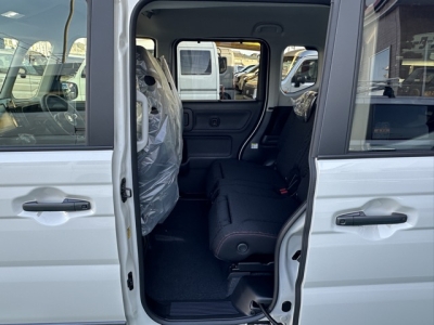 新型スペーシアギア(スズキ)届出済未使用車 後席内装