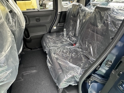 新型スペーシアカスタム(スズキ)届出済未使用車 後席内装