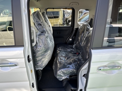 新型スペーシアカスタム(スズキ)届出済未使用車 後席内装