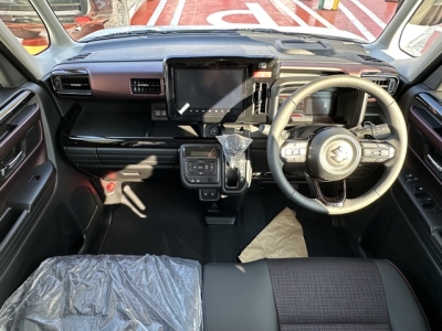 新型スペーシアカスタム(スズキ)届出済未使用車 後席から見た前席