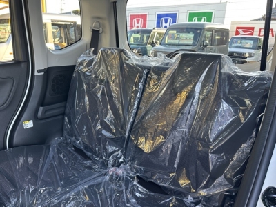 新型スペーシアカスタム(スズキ)届出済未使用車 後席から見た前席