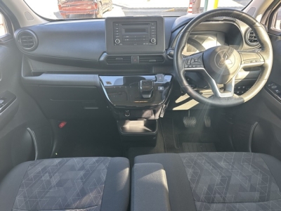 ekクロス(三菱)中古車 後席から見た前席