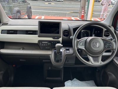 N-WGN(ホンダ)届出済未使用車 後席から見た前席