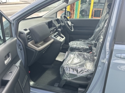 新型フリード(ホンダ)新車見本展示無 前席内装