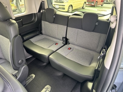 新型フリード(ホンダ)新車見本展示無 後席から見た前席