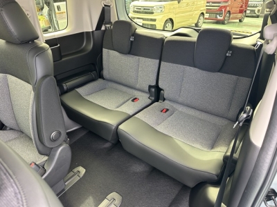 新型フリード(ホンダ)新車見本展示無 後席から見た前席