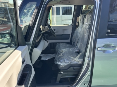 新型N-BOX(ホンダ)届出済未使用車 前席内装