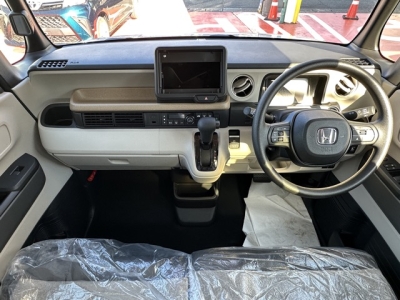 新型N-BOX(ホンダ)届出済未使用車 後席から見た前席