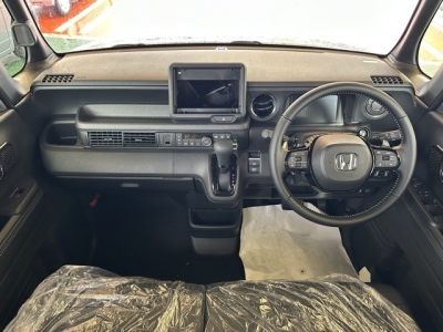 新型N-BOX(ホンダ)届出済未使用車 後席から見た前席