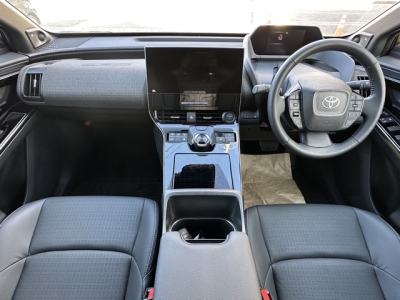 bZ4X(トヨタ)中古車 後席から見た前席
