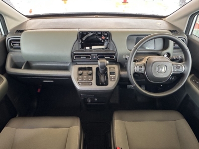 新型フリード(ホンダ)中古車 後席から見た前席