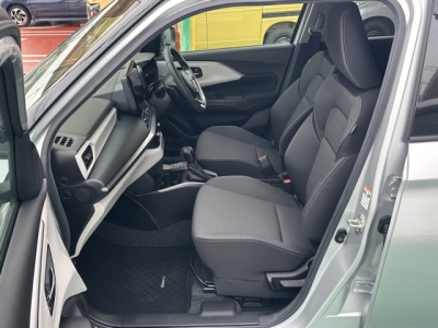 新型スイフト(スズキ)中古車 前席内装