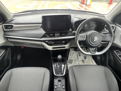 新型スイフト(スズキ)中古車 後席から見た前席