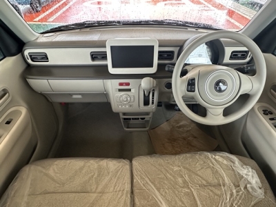 ラパン(スズキ)新車見本展示無 後席から見た前席