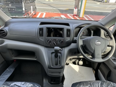 NV200バネットバン(ニッサン)登録済未使用車 後席から見た前席