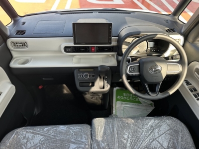 ムーヴキャンバス(ダイハツ)届出済未使用車 後席から見た前席