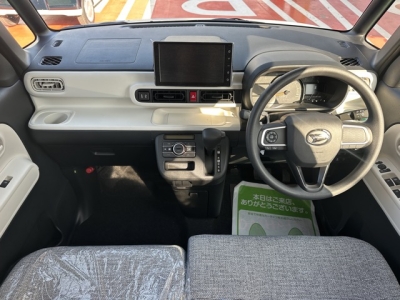 ムーヴキャンバス(ダイハツ)届出済未使用車 後席から見た前席