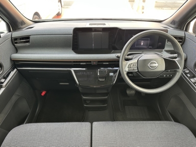 サクラ(ニッサン)中古車 後席から見た前席