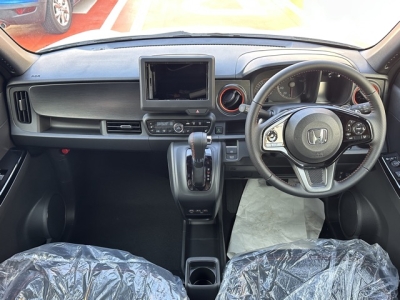 N-ONE(ホンダ)届出済未使用車 後席から見た前席