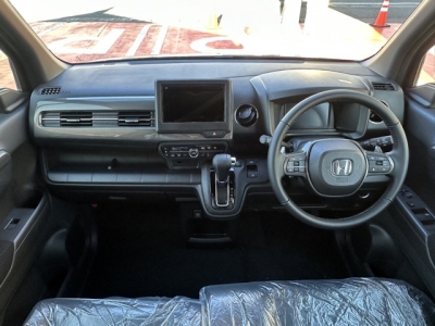 N-WGN(ホンダ)届出済未使用車 後席から見た前席