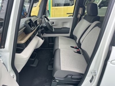 新型N-BOX(ホンダ)届出済未使用車 前席内装