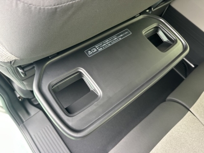 新型N-BOX(ホンダ)届出済未使用車 後席から見た前席