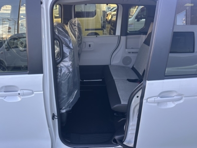 新型N-BOX(ホンダ)届出済未使用車 後席内装