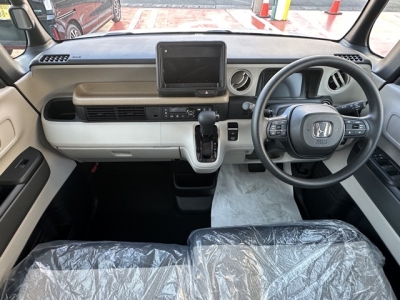 新型N-BOX(ホンダ)届出済未使用車 後席から見た前席