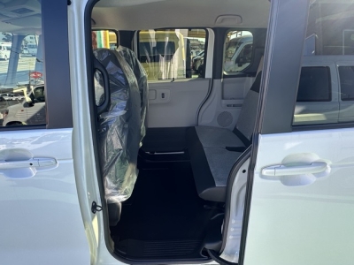 新型N-BOX(ホンダ)届出済未使用車 後席内装